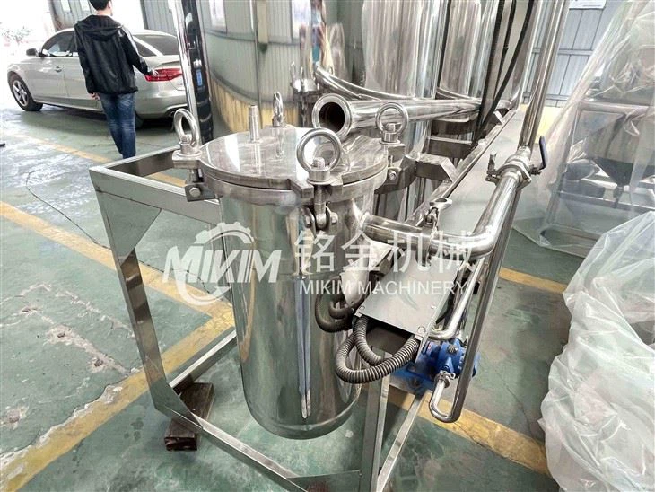 Magni tar-raffinar taż-żejt li jittiekel fuq skala żgħira